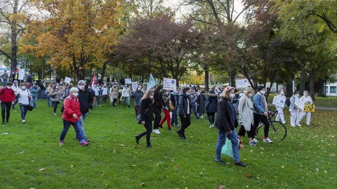 Teilnehmer bei einem Gesundheitsmarsch fuer die Solidarität mit dem Gesundheitspersonal in Basel, am Dienstag, 27. Oktober 2020. basel
