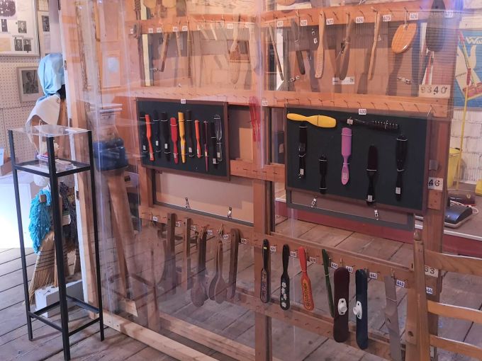 Verschiedene Bürsten aus Holz und Kunststoff. Industriemuseum Oberentfelden