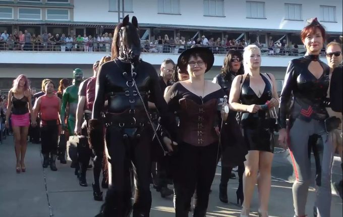 Gäste auf dem Weg zum «Torture Ship» im Sommer 2019. Torture Ship Bodensee Coronavirus