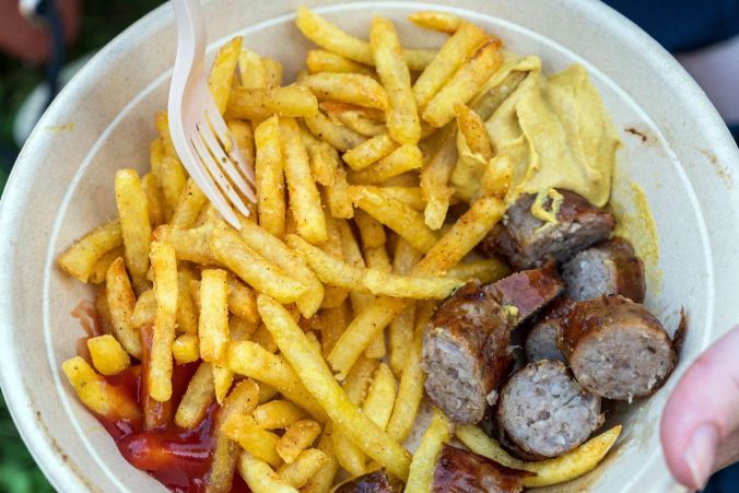 Gehören auch zum Openair: Pommes, Ketchup und Wurst