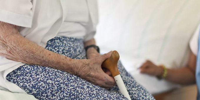 Bis zu einer halben Million alte Menschen sind in der Schweiz Misshandlungen ausgesetzt. Der Bundesrat empfiehlt in einem Bericht eine wirksamere Prävention. (Themenbild) Bis zu einer halben Million alte Menschen sind in der Schweiz Misshandlungen ausgesetzt. Der Bundesrat empfiehlt in einem Bericht eine wirksamere Prävention. (Themenbild)