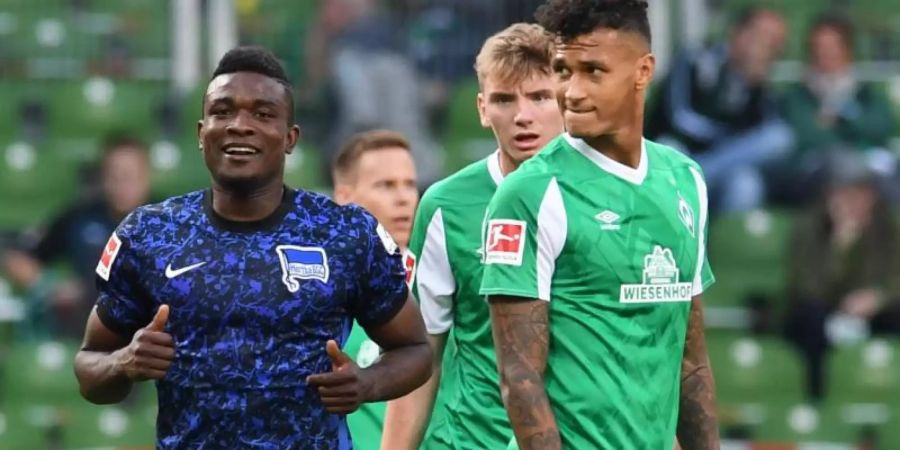 Während Herthas Jhon Cordoba gut Lachen hat, schauen die Werder-Profis frustriert drein. Foto: Carmen Jaspersen/dpa