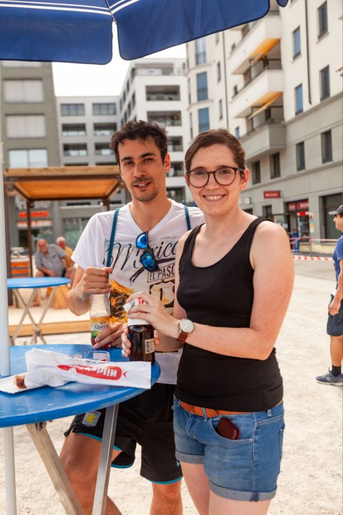 Carolin und Rene geniessen die Musik und feiern den 1.August mit Freunden zu hause.
