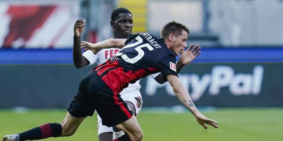 Der Frankfurter Erik Durm (v.) behauptet den Ball. Foto: Uwe Anspach/dpa