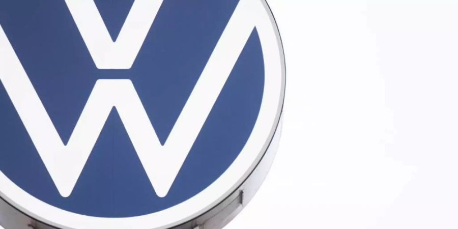 Das VW-Logo auf dem Dach des Markenhochhauses im Volkswagen Werk. Foto: Julian Stratenschulte/dpa