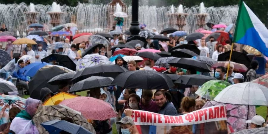 «Bringt Furgal zurück» steht auf dem Banner von Demonstranten