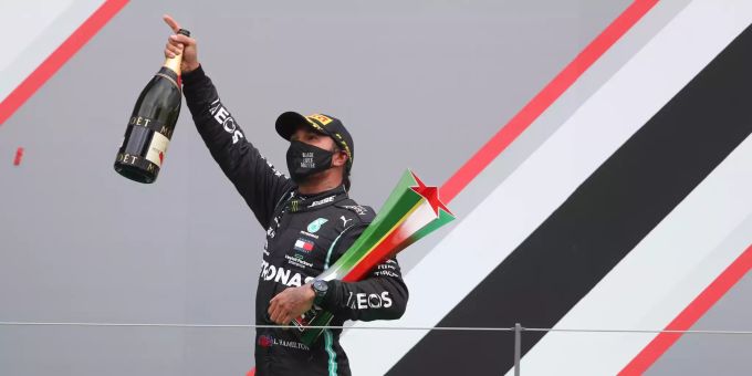 Lewis Hamilton (Mercedes) feiert seinen Sieg beim Portugal-GP der Formel 1. Lewis Hamilton Formel 1