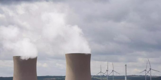 Dampf steigt aus den Kühltürmen eines Atomkraftwerks. Im Hintergrund sind Windräder zu sehen. Foto: Julian Stratenschulte/dpa Dampf steigt aus den Kühltürmen eines Atomkraftwerks. Im Hintergrund sind Windräder zu sehen. Foto: Julian Stratenschulte/dpa
