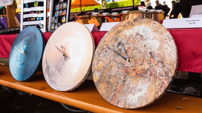 Acryl-Pouring, oder Acryl giessen: So manche Leinwand wird anschliessend zur Wanduhr.