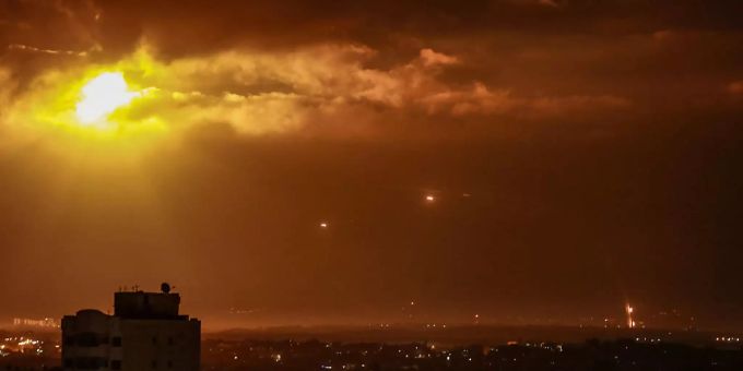 Das Raketenabwehrsystem Iron Dome feuert Abfangraketen ab, wenn Raketen von Gaza aus in Richtung Israel abgeschossen werden. Israel Iron dome rakete