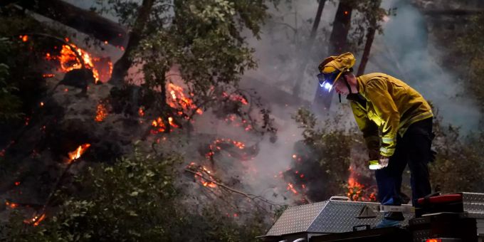 «Mountain Fire» - Einsatzkräfte kämpfen weiter gegen Waldbrände in Kalifornien