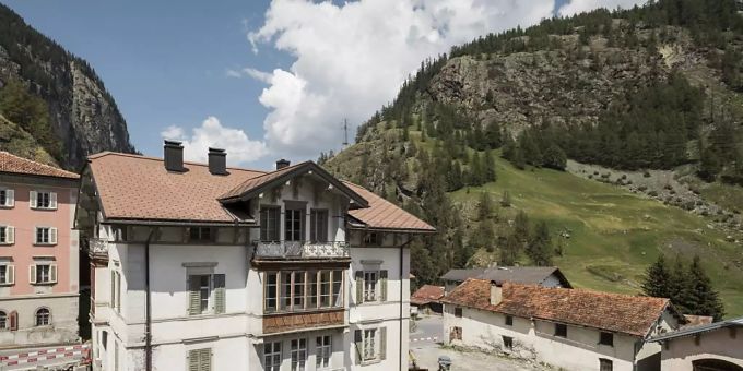 An der Julierstrecke wird eine Villa um einige Meter verschoben, um mehr Platz für den Durchgangsverkehr und Raum für Kultur zu schaffen. An der Julierstrecke wird eine Villa um einige Meter verschoben, um mehr Platz für den Durchgangsverkehr und Raum für Kultur zu schaffen.