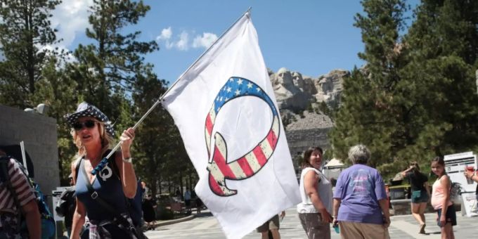 Fahne der QAnon-Bewegung am Rande eines Auftritts von Donald Trump Fahne der QAnon-Bewegung am Rande eines Auftritts von Donald Trump