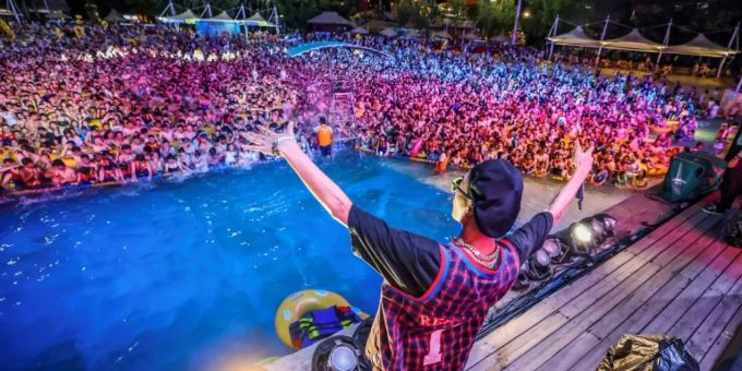 Pool-Party in Wuhan Pool-Party in Wuhan
