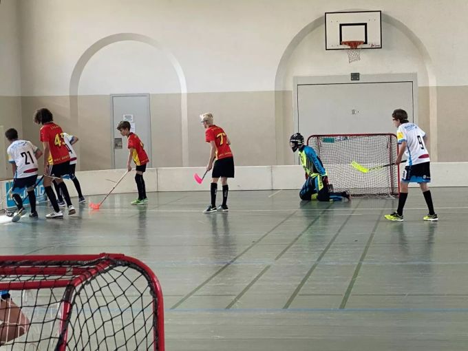 Koch (9) lauert vor dem Tor im Spiel gegen die Löwen von Uitikon. UHC Lenzburg