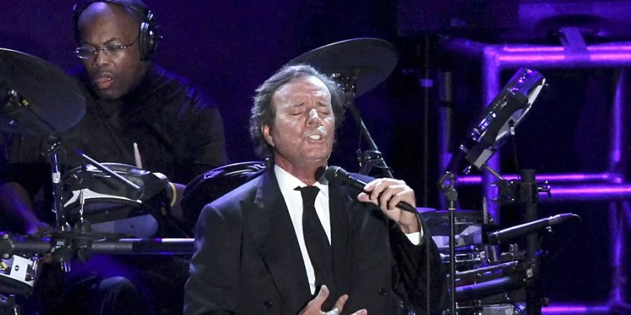 ARCHIV - Der spanische Sänger Julio Iglesias singt bei einem Konzert der «Starry Night Tour» in der «La Malagueta» Arena. Nach mehrwöchigem Schweigen hat der spanische Schlagersänger Julio Iglesias den Spekulationen über seinen Gesundheitszustand ein Ende gesetzt. Foto: Daniel Perez/EFE/dpa