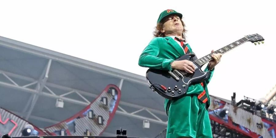 AC/DC-Leadgitarrist Angus Young bei einem Konzert 2016 in Leipzig. Foto: Jan Woitas/dpa-Zentralbild/dpa