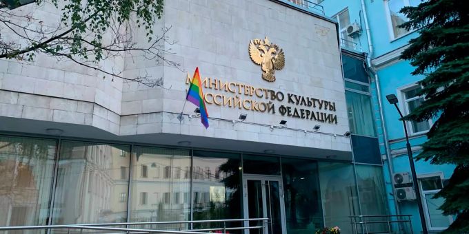 Eine Regenbogenflagge wurde von Pussy Riot an dem Gebäude des Kulturministeriums angebracht. Pussy Riot