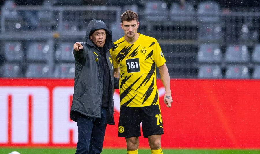 Thomas Meunier (r.) im Gespräch mit Trainer Lucien Favre.