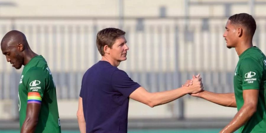 Trainer Oliver Glasner (M.), Maxence Lacroix (r) und Josuha Guilavogui starten mit dem VfL Wolfsburg in den Europapokal. Foto: Soeren Stache/dpa-Zentralbild/dpa