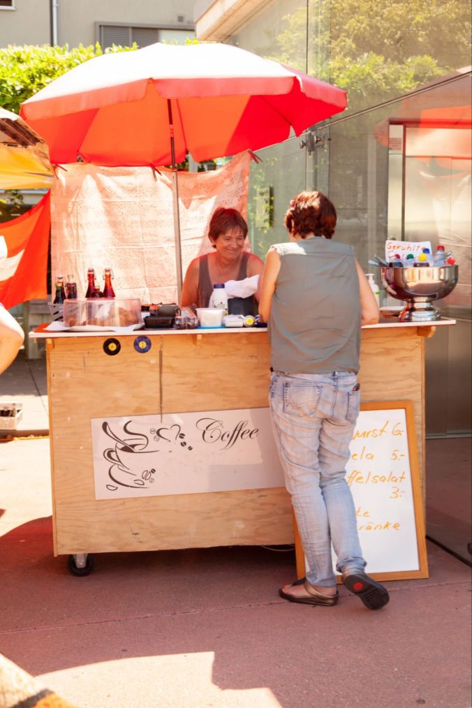 Ess- und Getränkestand am Flomarkt Glattbrugg