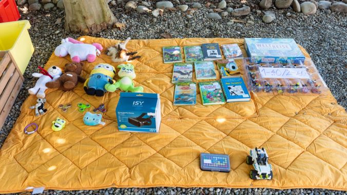 Spielsachen, soweit das Auge reichte; Casa Pipistrella sammelte für's Skilager.
