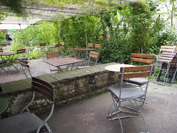 Die Gartenwirtschaft ist nicht nur bei Konzerten besonders beliebt bei den Gästen. Weinbar zum Hut Uster