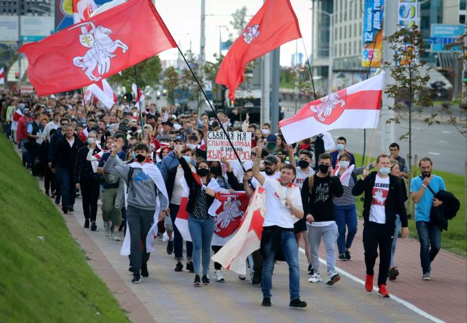 Demonstranten nehmen mit historischen Flaggen von Belarus, auf denen das Pahonja abgebildet ist, an einem Protest der Opposition teil. Proteste in Belarus