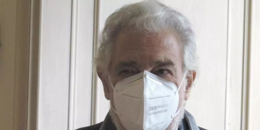 Der Opernsänger Plácido Domingo setzte auch beim Fototermin die Maske nicht ab. Foto: Petra Kaminsky/dpa