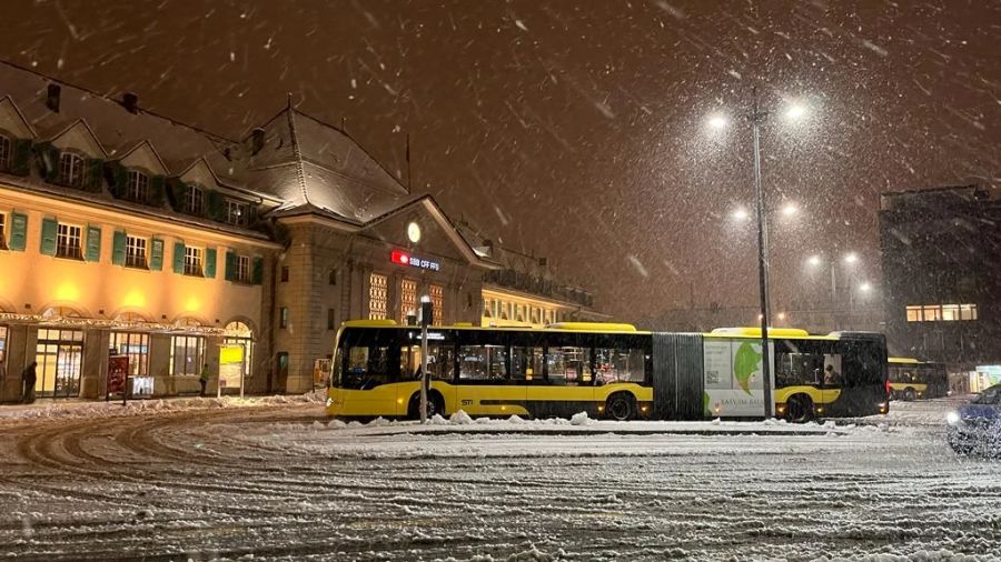 Der Schnee-bedeckte Bahnhof in Thun BE am frühen Samstagmorgen.