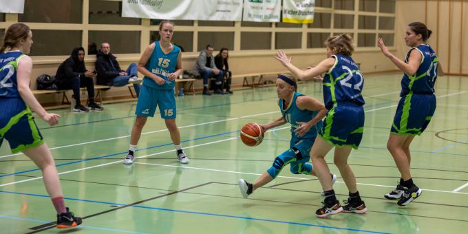 Meret Erb mit Zug zum Korb. Goldcoast Wallabies Meret Erb