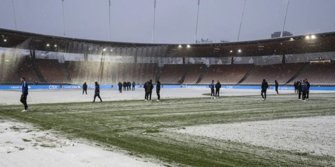 Der Rasen im Letzigrund wird rechtzeitig zum Spiel GC gegen Lausanne geräumt. GC