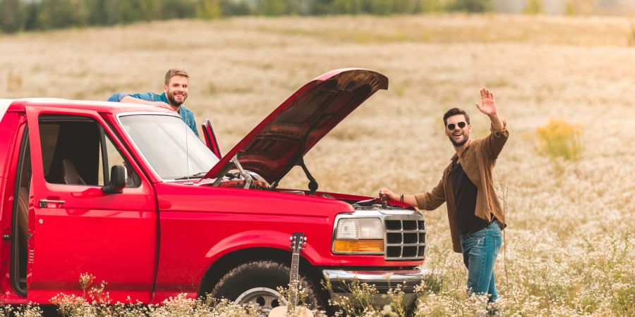 Bei einem Road Trip kann man mit ein paar Tipps richtig viel Geld beim Benzin sparen.