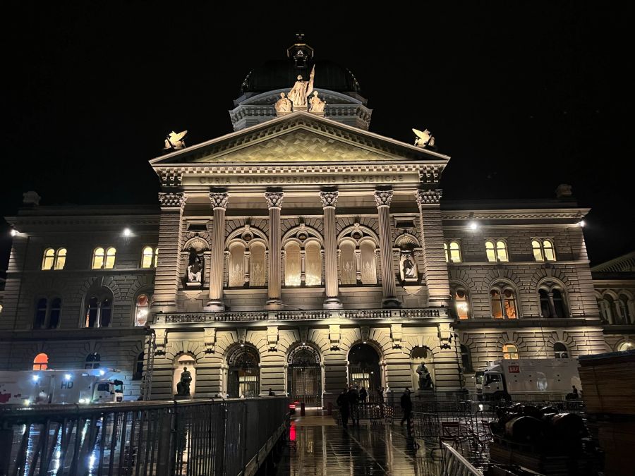 Das Bundeshaus ist bereit für den Wahltag: Daneben gibt es einen Checkpoint für die, die hineinkommen wollen.