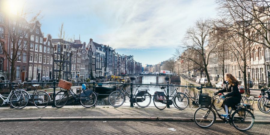 frau fährt auf Fahrrad durch amsterdam