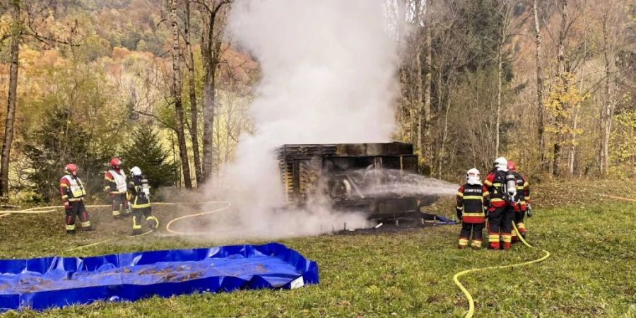 Das Risiko für eine Verschmutzung des Grundwassers durch den Brand eines Baukompressors in Charmey FR konnte eingedämmt werden.