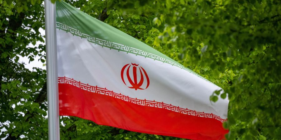 Die Flagge der Islamischen Republik Iran weht in Berlin: In dem Land kam es mutmasslich zu einem Zwischenfall mit Sittenwächtern.