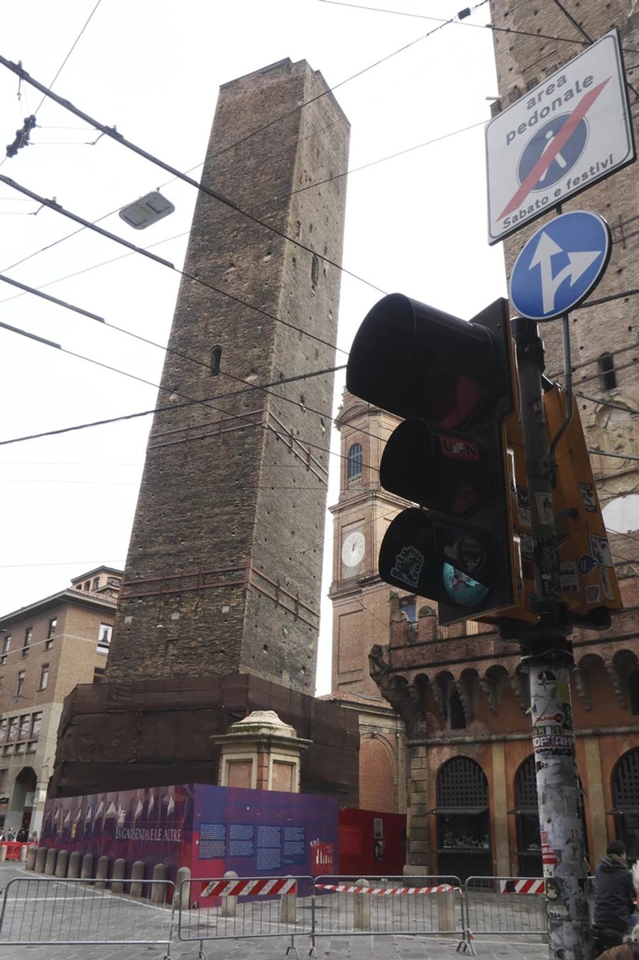 Der Turm in der Stadt Bologna – Experten haben die höchste Alarmstufe ausgerufen.