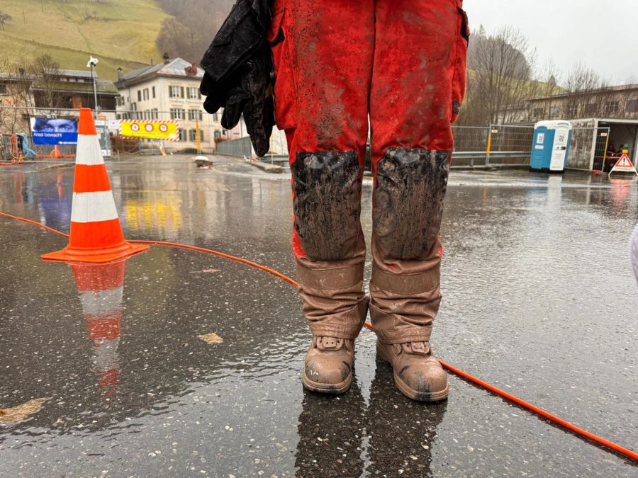 Ein Feuerwehrmann im Einsatz in Schwanden GL.