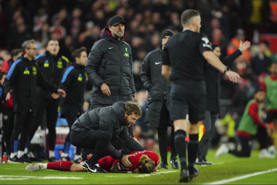 Liverpools Kostas Tsimikas wird von Saka gefoult und räumt Jürgen Klopp in der Coaching-Zone ab. Der Trainer steht schnell wieder auf den Beinen, sein Linksverteidiger muss mit Schulter-Beschwerden ausgewechselt werden.