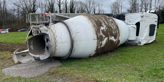 Der Sachschaden beträgt mehrere zehntausend Franken. Lastwagen kippt