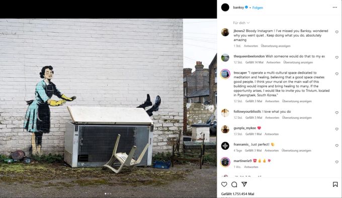 Auf dem Werk von Banksy stösst eine Frau mit geschwollenem Auge und Zahnlücke einen Mann in die Gefriertruhe. banksy