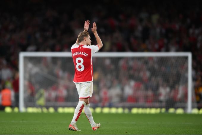 Martin Oedegaard vom FC Arsenal jubelt nach dem Heimsieg gegen Ligakonkurrent Manchester City. Arsenal Martin Oedegaard.