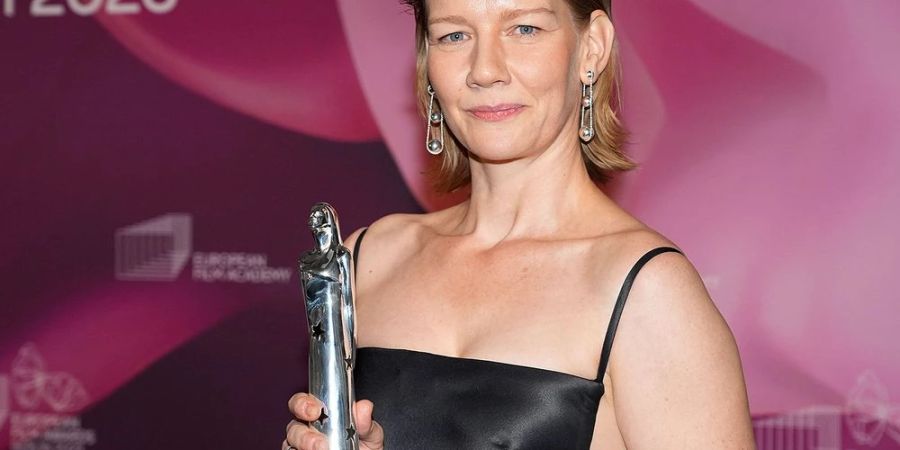 Sandra Hüller mit ihrem Europäischen Filmpreis.