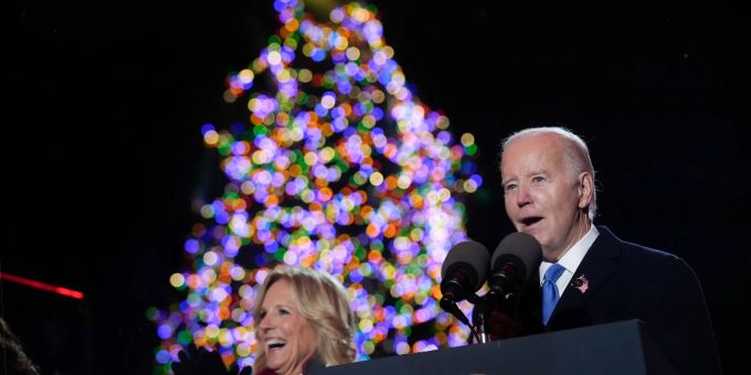 US-Präsident Joe Biden hat mit seiner Ehefrau Jill die Weihnachtszeit in den USA eingeläutet. US-Präsident Joe Biden hat mit seiner Ehefrau Jill die Weihnachtszeit in den USA eingeläutet.