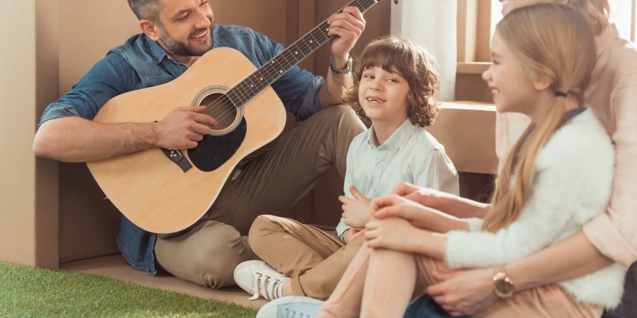 eltern mit  zwei kindern