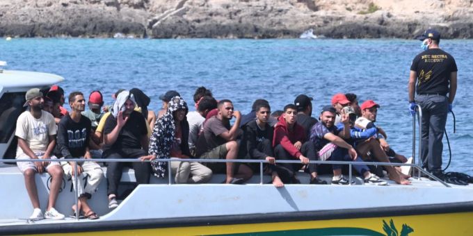 Aus Libyen - Boot mit fast 350 Flüchtlingen auf Lampedusa angekommen