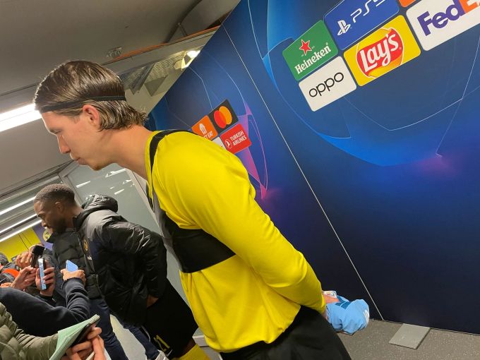 Stürmer Cedric Itten hat sich nach dem 1:3 von YB gegen ManCity das trikot von Manuel Akanji ergattert. YB
