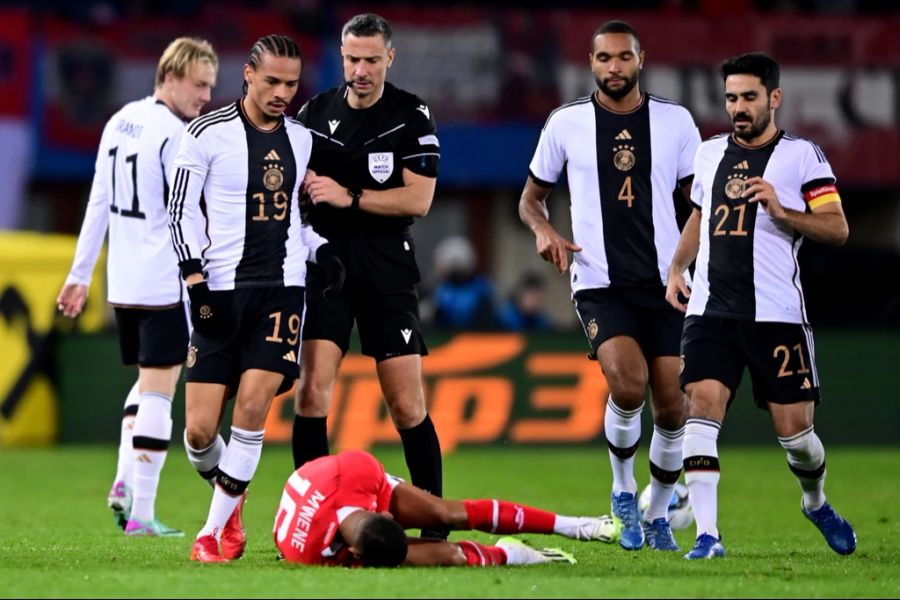 Leroy Sané sieht nach einer Tätlichkeit an dem am Boden liegenden Mwene rot.