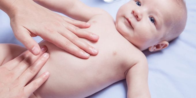 Gezielte Bauchübungen können helfen, die Blähungen Ihres Babys zu reduzieren. Baby Bauchübungen gegen Blähungen